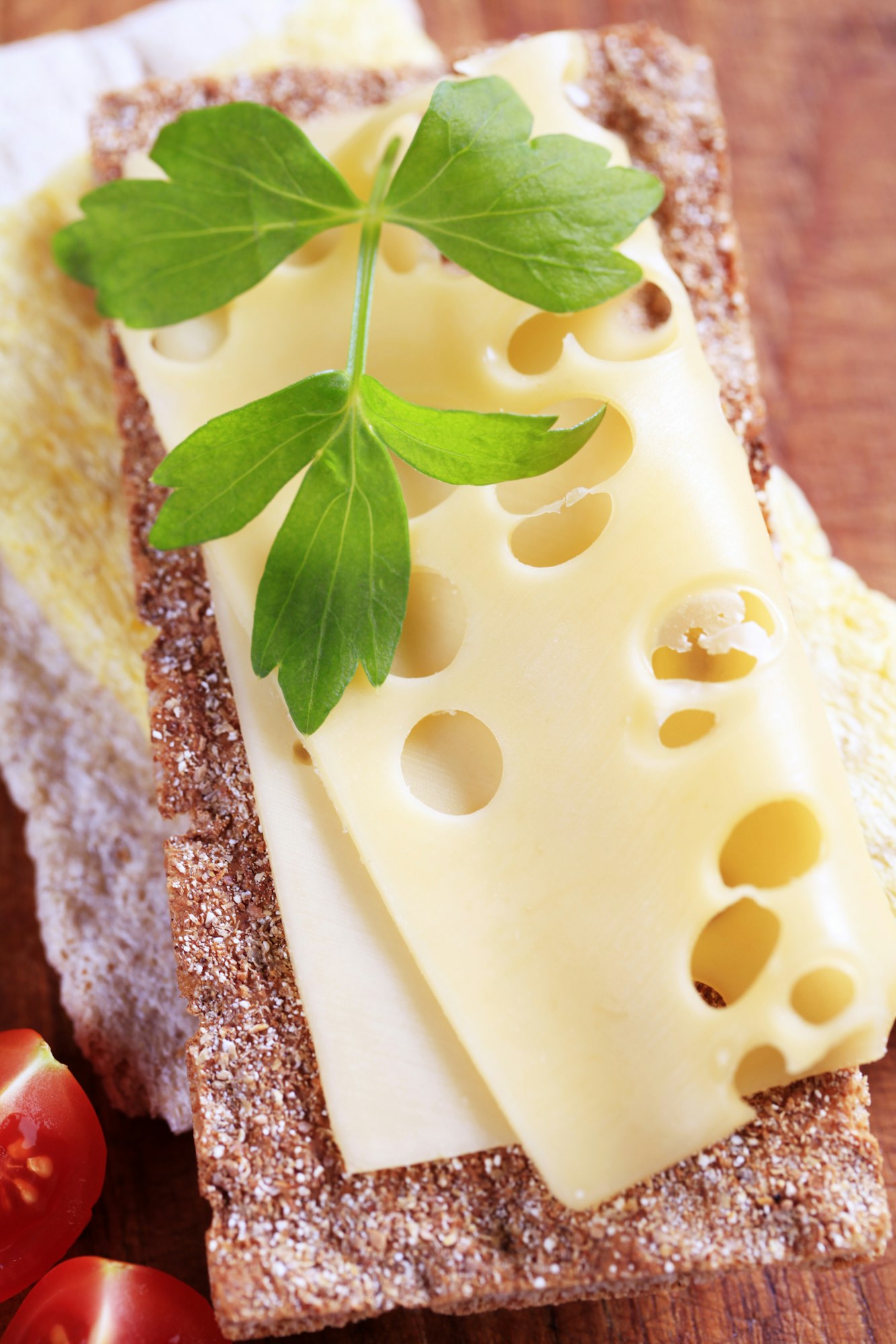Knäckebröd med pålägg av ost