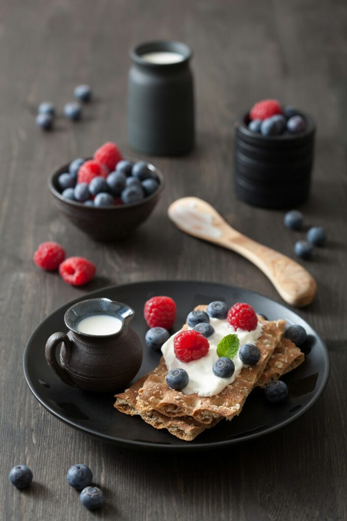 Knäckebröd med creme fraiche och bär